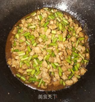 藤椒油蒜苔炒鸡丁的做法步骤：6
