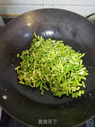 藤椒油蒜苔炒鸡丁的做法步骤：5