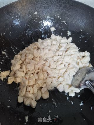 藤椒油蒜苔炒鸡丁的做法步骤：4