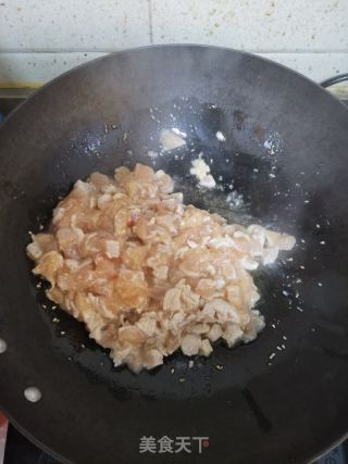 藤椒油蒜苔炒鸡丁的做法步骤：3