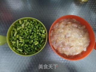 藤椒油蒜苔炒鸡丁的做法步骤：2