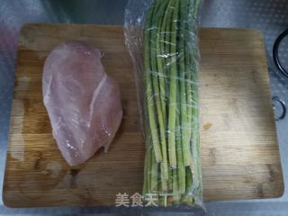 藤椒油蒜苔炒鸡丁的做法步骤：1