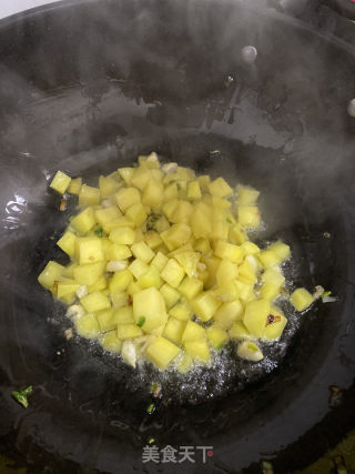 土豆熬茄子的做法步骤：2