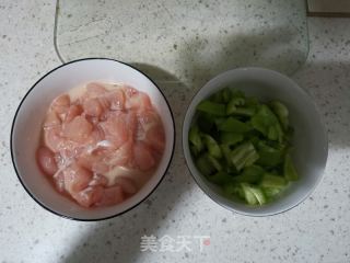 尖椒炒鸡丁的做法步骤：2