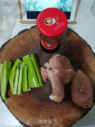 尖椒炒鸡丁的做法步骤：1