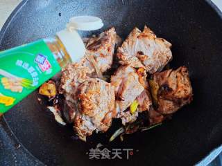 酸汤大骨头的做法步骤：4