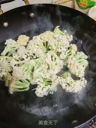 干辣椒爆炒花菜的做法步骤：2