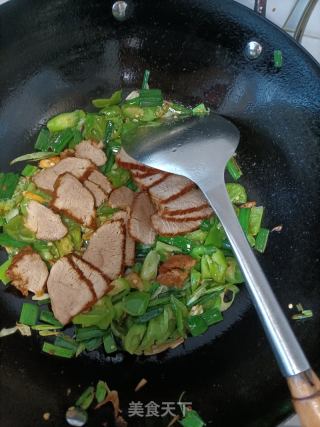 青椒蒜苗炒卤猪肉的做法步骤：6