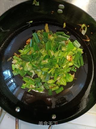 青椒蒜苗炒卤猪肉的做法步骤：5