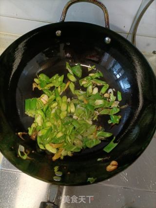 青椒蒜苗炒卤猪肉的做法步骤：4