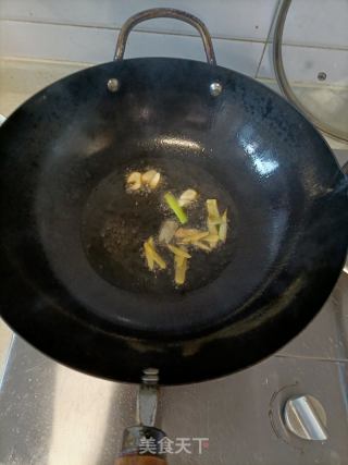 青椒蒜苗炒卤猪肉的做法步骤：3