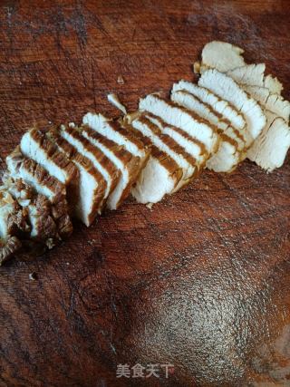 青椒蒜苗炒卤猪肉的做法步骤：2