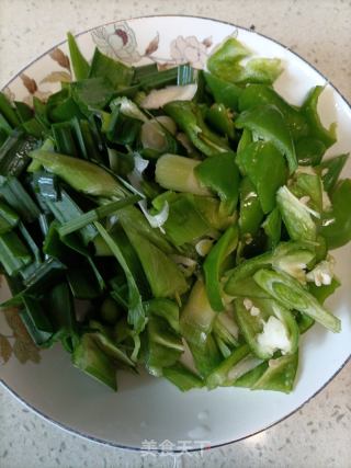 青椒蒜苗炒卤猪肉的做法步骤：1