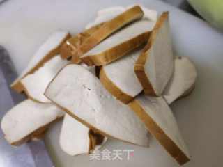 木耳炒香干的做法步骤：2