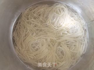 香椿蒜蓉辣酱拌面的做法步骤：5
