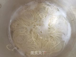 香椿蒜蓉辣酱拌面的做法步骤：4