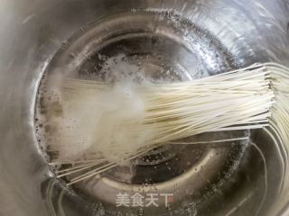 香椿蒜蓉辣酱拌面的做法步骤：3