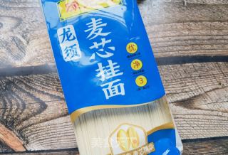 香椿蒜蓉辣酱拌面的做法步骤：2