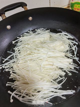 青椒拌春菜的做法步骤：2