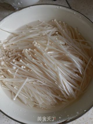 青椒拌春菜的做法步骤：1