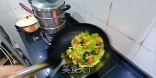 蒜苔烧肥肠的做法步骤：10