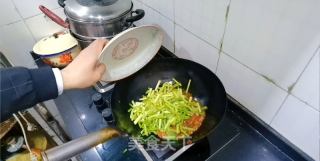 蒜苔烧肥肠的做法步骤：7
