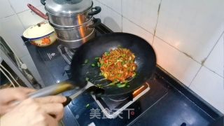 蒜苔烧肥肠的做法步骤：6
