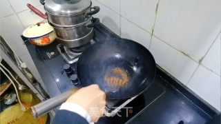 蒜苔烧肥肠的做法步骤：2