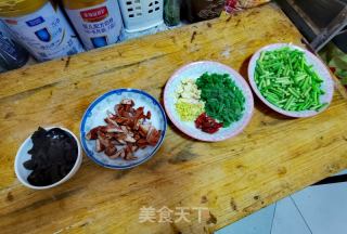 蒜苔烧肥肠的做法步骤：1