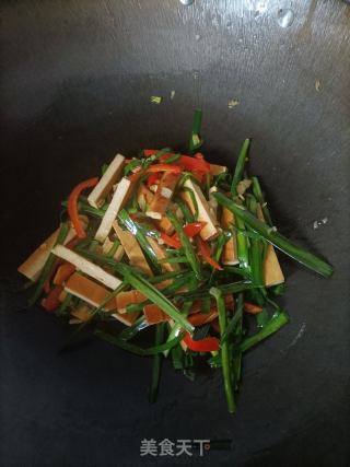 韭菜炒香干的做法步骤：7