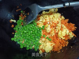 五彩缤纷蛋炒饭的做法步骤：6