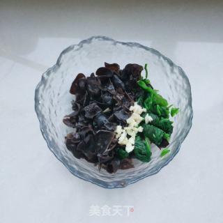 木耳拌菠菜的做法步骤：6