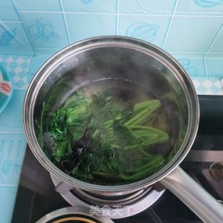 木耳拌菠菜的做法步骤：2