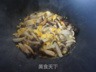 蟹味菇炒鸡蛋的做法步骤：8