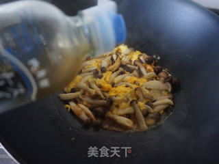 蟹味菇炒鸡蛋的做法步骤：7