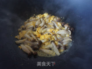 蟹味菇炒鸡蛋的做法步骤：6