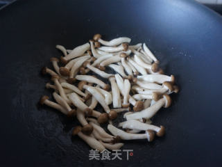 蟹味菇炒鸡蛋的做法步骤：4