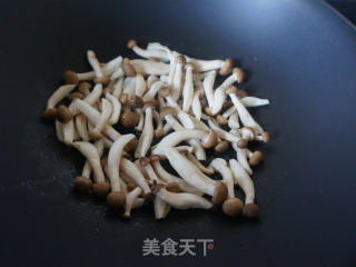 蟹味菇炒鸡蛋的做法步骤：3