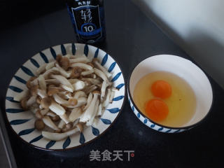 蟹味菇炒鸡蛋的做法步骤：1