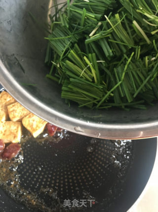 腊肠豆腐炒野生荞头的做法步骤：7