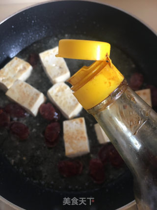 腊肠豆腐炒野生荞头的做法步骤：6