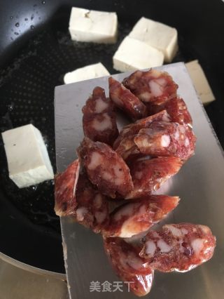 腊肠豆腐炒野生荞头的做法步骤：5