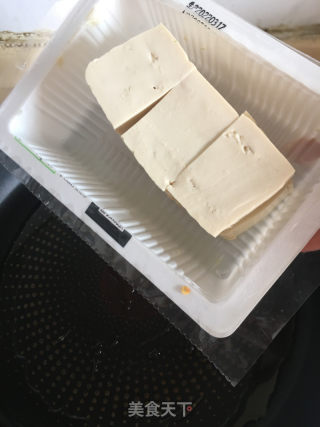 腊肠豆腐炒野生荞头的做法步骤：4