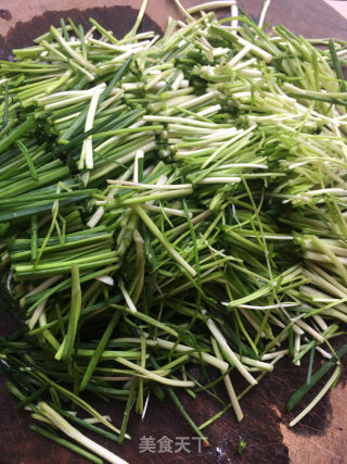 腊肠豆腐炒野生荞头的做法步骤：3