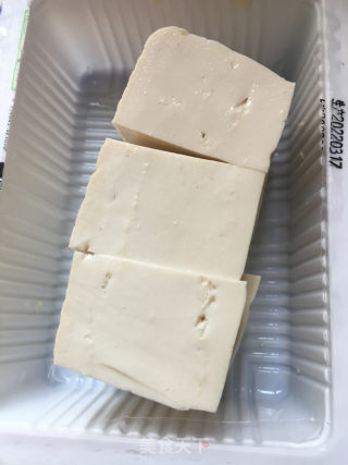 腊肠豆腐炒野生荞头的做法步骤：2