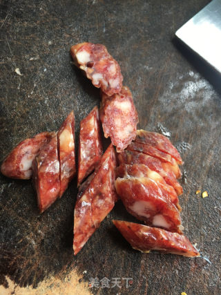 腊肠豆腐炒野生荞头的做法步骤：1