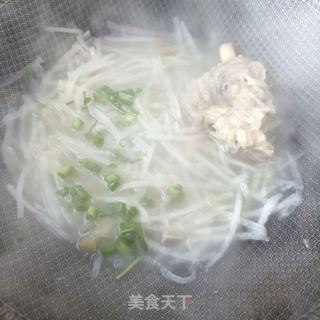 酸豆角水萝卜羊肉汤的做法步骤：8