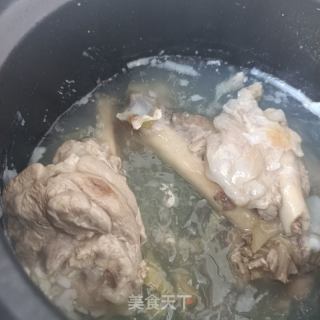 酸豆角水萝卜羊肉汤的做法步骤：3