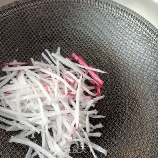 酸豆角水萝卜羊肉汤的做法步骤：2