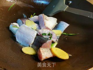 降血脂抗衰老美食，红曲糟炒鱼块的做法步骤：4